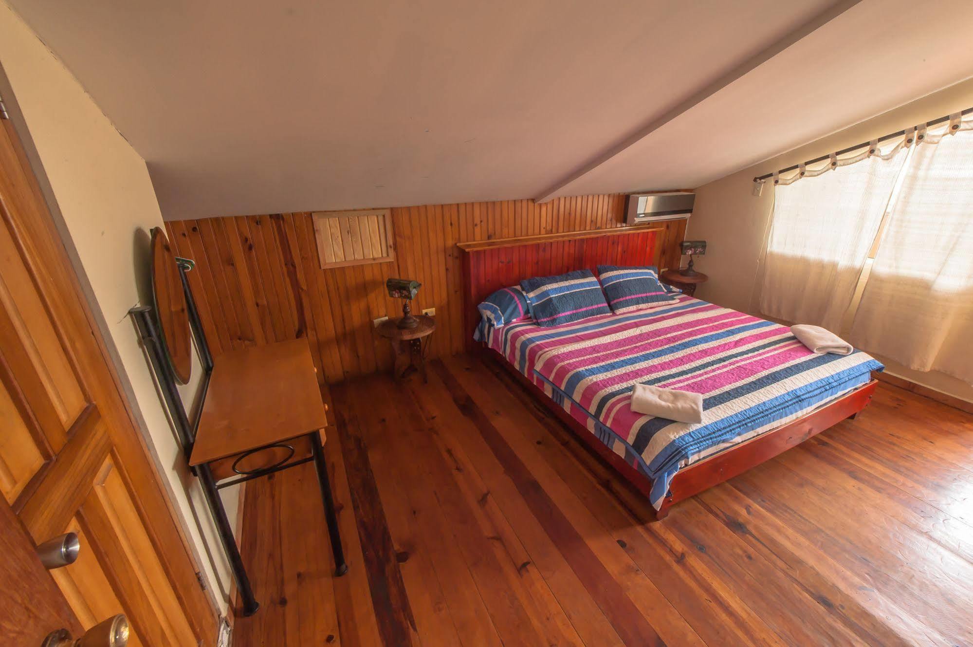 Hotel Posada Los Delfines Бокас-дель-Торо Экстерьер фото