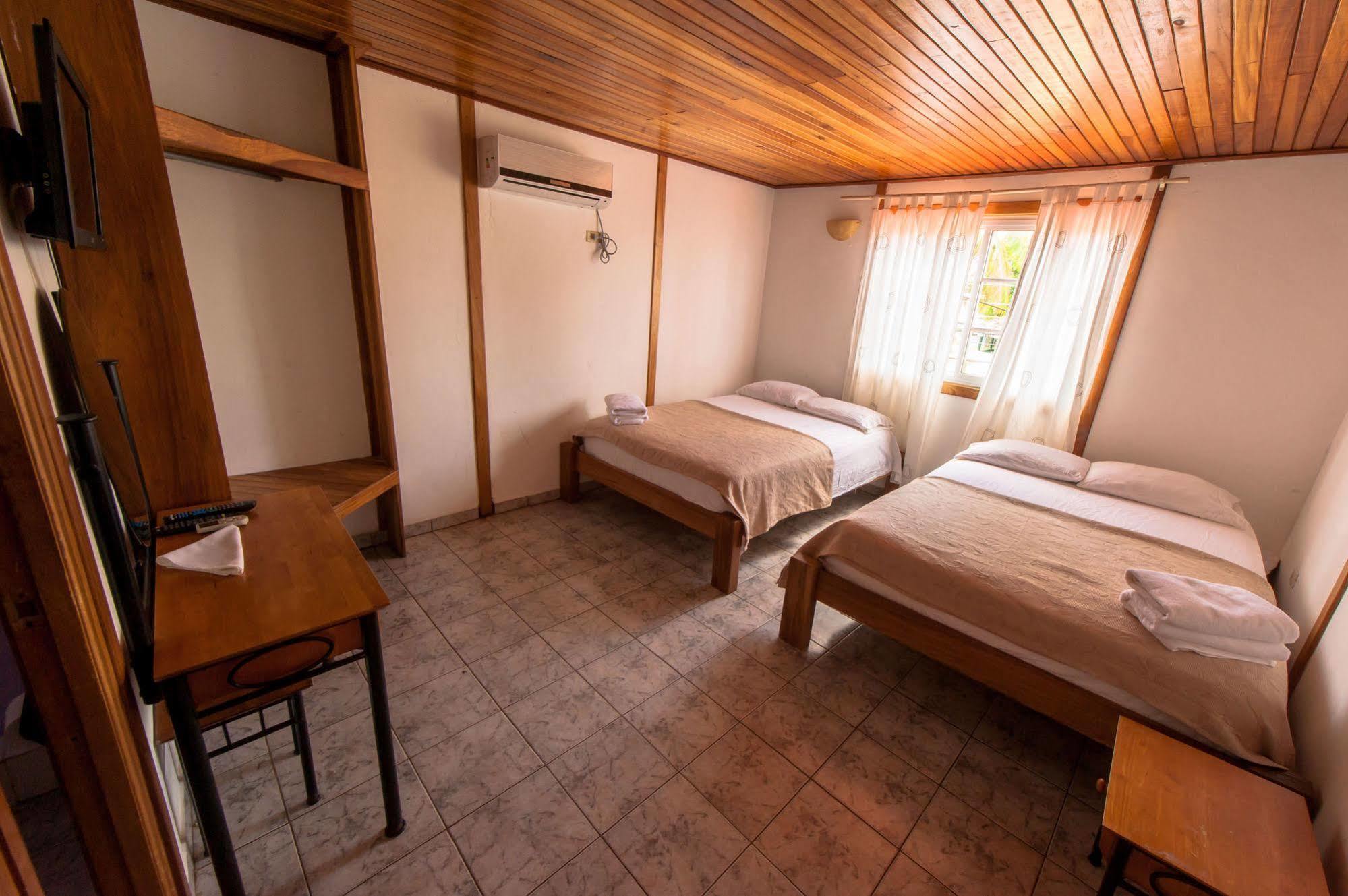 Hotel Posada Los Delfines Бокас-дель-Торо Экстерьер фото